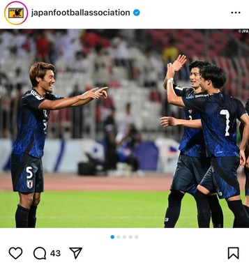 2得点の守田を祝福（日本サッカー協会インスタグラムより）