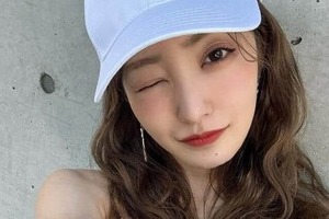 板野友美、海岸での白いキャミソール姿にファン絶賛　「全部、好きですね」「スタイルすてきですよ」