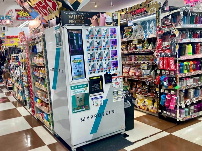 ドン・キホーテに設置されたプロテインの自動販売機（PPIH提供）