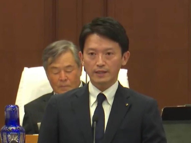 今回の問題を釈明する斎藤元彦知事（兵庫県議会の配信動画から）