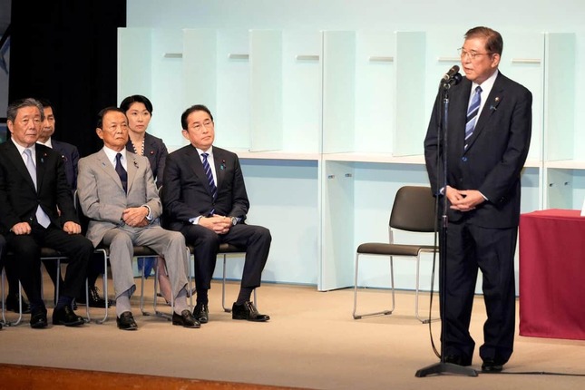 登壇した石破茂氏と、麻生太郎氏（写真：代表撮影/ロイター/アフロ）