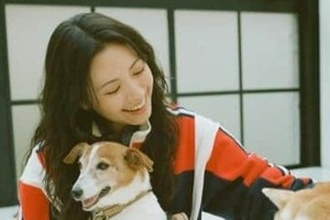 二階堂ふみ、ミニスカ姿で愛犬ヒザ乗せ　「全員可愛い」「優しい笑顔」3ショにファンもん絶