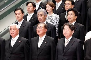 「だらし内閣」波紋の石破茂首相、記念写真の「身だしなみ修正」官邸認める　地肌露出説は「わからない」