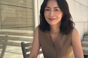 長谷川京子、チューブトップ×ジャケットスタイル　「綺麗なお姉さんすぎる」「相変わらず綺麗、セクシー」