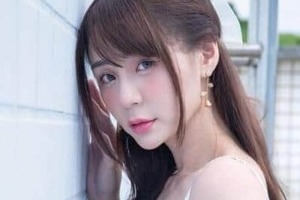 台湾の人気チア、真っ白ワンピの壁際ショット　「はにかんでいてセクシー」「魅力的すぎる」