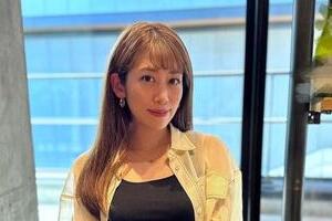 NHK中川安奈アナ、ミニ丈ウェア×ハイソックスでゴルフ楽しむ　「脚の日焼けが大変なことに...」