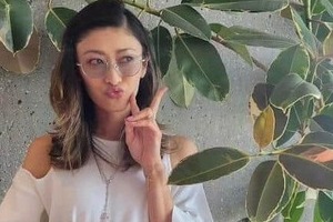 山田優、ハイブランドの「ある日の私服」コーデ　美脚のぞくミニスカ...「スタイル抜群カッコよ」