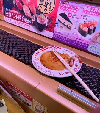 スシローの回転レーンに食後の皿が（写真提供：Xユーザー・@furo_manjiさん）