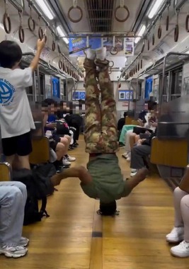 Handstand on a Fujikyuko Line train (from YouTube post)