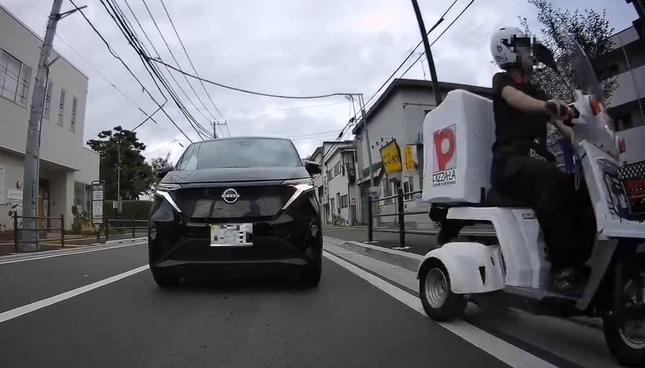 歩道に入る配達バイク（ドラレコライダー＠drive_rec_bikeさん投稿の動画から）