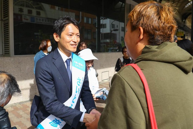 知事選に臨む斎藤元彦氏（写真：Pasya/アフロ）