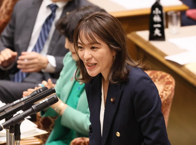 今井絵理子参院議員。23年3月の参院予算委で質問に立った（写真：つのだよしお/アフロ）