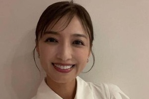 望月理恵アナ、「ほんとに52歳？」ミニ丈×黒タイツのゴルフウェア姿が「めっちゃかわいい」