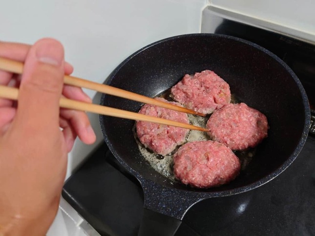 十分火を通さないと食中毒の恐れが（写真はイメージ、店提供のハンバーグではありません）