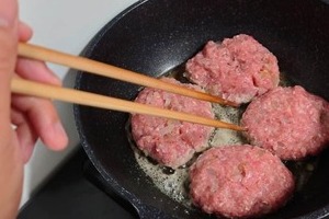 人気店のハンバーグ「生焼け」動画が波紋　食中毒リスクも指摘、店主「客に焼いてもらう方法は止めます」