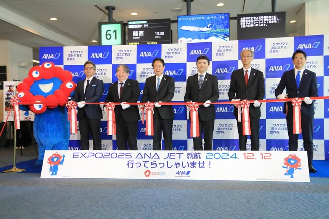 羽田空港の搭乗ゲートではテープカットも行われた