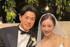 「世界一美しい」板野友美＆ヤクルト高橋奎二、超豪華「4年越し」結婚披露宴　前田敦子らのエスコートも