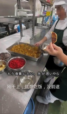 餃子を素手でつまみ上げ…（Xで取り上げられた動画から）