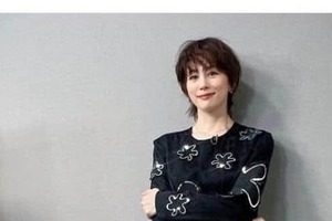 米倉涼子49歳、ファッション15枚一挙公開　美しさにため息「スタイル良すぎる！」「全て似合ってます」