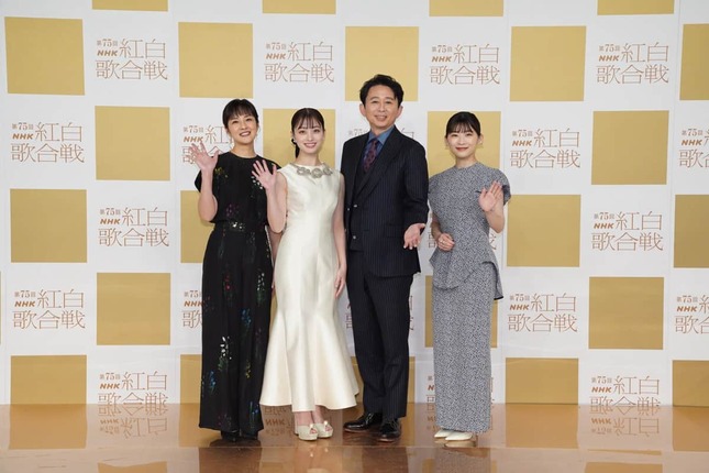 左から鈴木奈穂子アナウンサー、橋本環奈さん、有吉弘行さん、伊藤沙莉さん