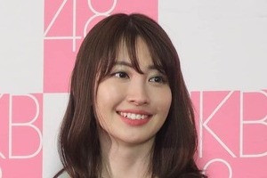 小嶋陽菜の年賀状コスプレ　リアルな蛇姿に「こんなにかわいいヘビ初めて」「幸せになれそうw」