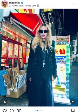 居酒屋の前でも撮影（マドンナさんのインスタグラム（＠madonna）から