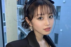 「ロングの凛ちゃんヘア」にメロメロ...野々村真の長女・香音、ラフな黒シャツで自撮り「天才的に可愛い」