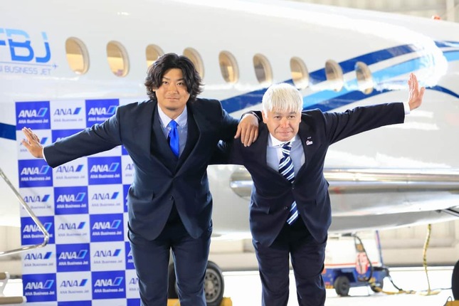 「フォーム指導」後の「飛行機ポーズ」。左からシカゴ・カブスの今永昇太投手、ANAビジネスジェット」（ABJ）の世継崇（よつぎ・たかし）社長