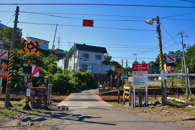 JR朝里駅近くの踏切。「警告」の看板があるが…