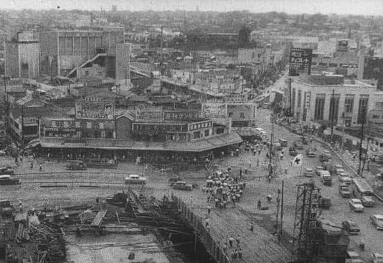 1956年の「渋谷駅ハチ公前」（東京都公文書館所蔵）