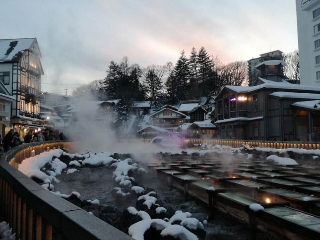 雪コンテンツは台湾・香港からの旅行者に人気が高い。写真は草津温泉の湯畑。浦上早苗撮影