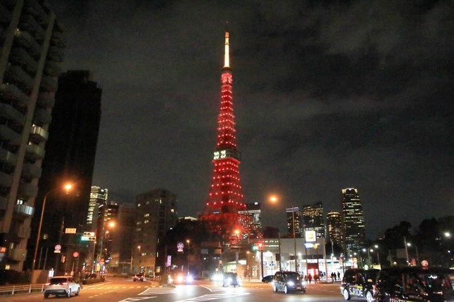 赤くライトアップされた東京タワー。赤は中国で縁起が良いとされる