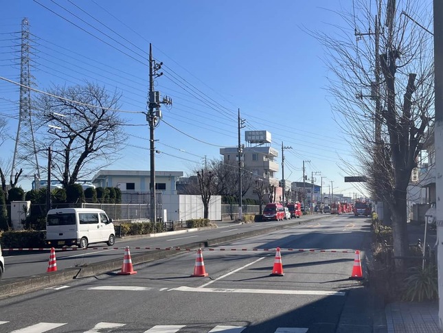 現場周辺は交通規制が続く