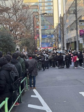 左側のフェンスに登る男女の姿も（写真は、立山登さん提供）