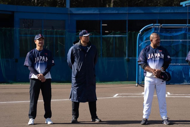 横浜DeNAベイスターズの監督経験があるアレックス・ラミレス氏（写真右）が監督を務めた