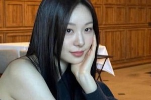 「浅田真央のライバル」キム・ヨナ、妖艶な表情＆肩出しシックな黒ワンピ姿...美しさにため息