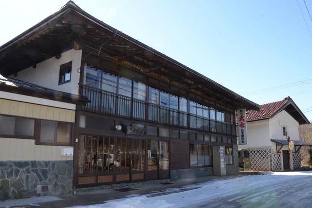 立派なたたずまいの旅館「松本屋」