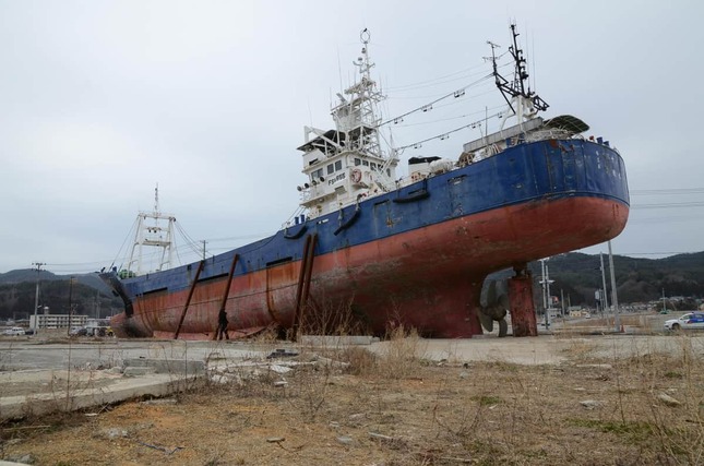 震災後、気仙沼市鹿折地区に打ち上げられた漁船「第18共徳丸」（2013年、筆者撮影）