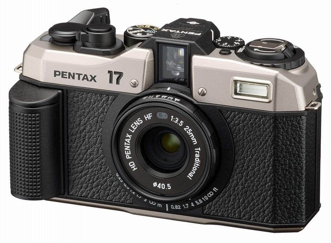 リコーイメージングのフィルムカメラ『PENTAX 17』
