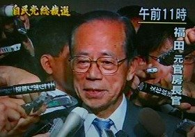 記者団に囲まれ、自民党総裁選出馬の意思を語る福田康夫氏（NHKより）