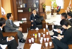 亀井静香郵政・金融担当相の大臣室で開かれた「もうひとつの記者会見」には雑誌や夕刊紙の記者が参加した