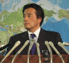 閣議後のぶら下がり取材に応じないことを表明した岡田克也外相（写真は09年12月撮影）