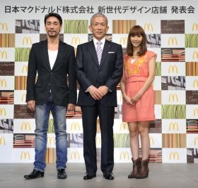 左から、クリス・ペプラ―さん、原田泳幸社長、藤本美貴さん