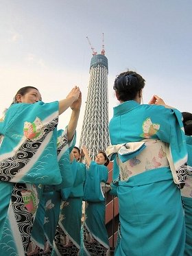 「東京スカイツリー音頭」を踊る「舞の会」インターナショナルの皆さん