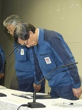 2011年4月13日の会見で頭を下げる東京電力・清水正孝前社長