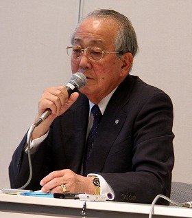 定例会見に臨む稲盛和夫会長