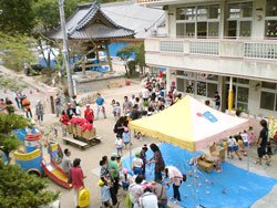 和光幼稚園の園庭で開かれた「らいく祭り」のようす。お寺の隣にあります