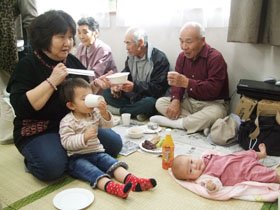 震災後に生まれた4か月の赤ちゃんも参加した賑やかな”お茶っこ飲み”＝安渡第2仮設団地で