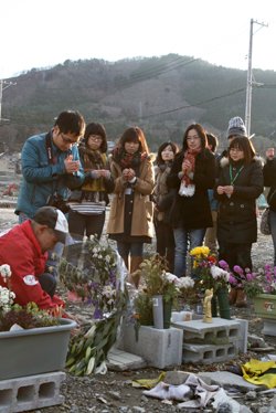 宮城県女川の被災地で、献花と献香を行い、津波の犠牲者の方々のご冥福を祈りました