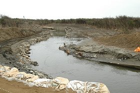 津波が押し寄せた市内の「目那川」の河口付近は、両岸が大きく削り取られた